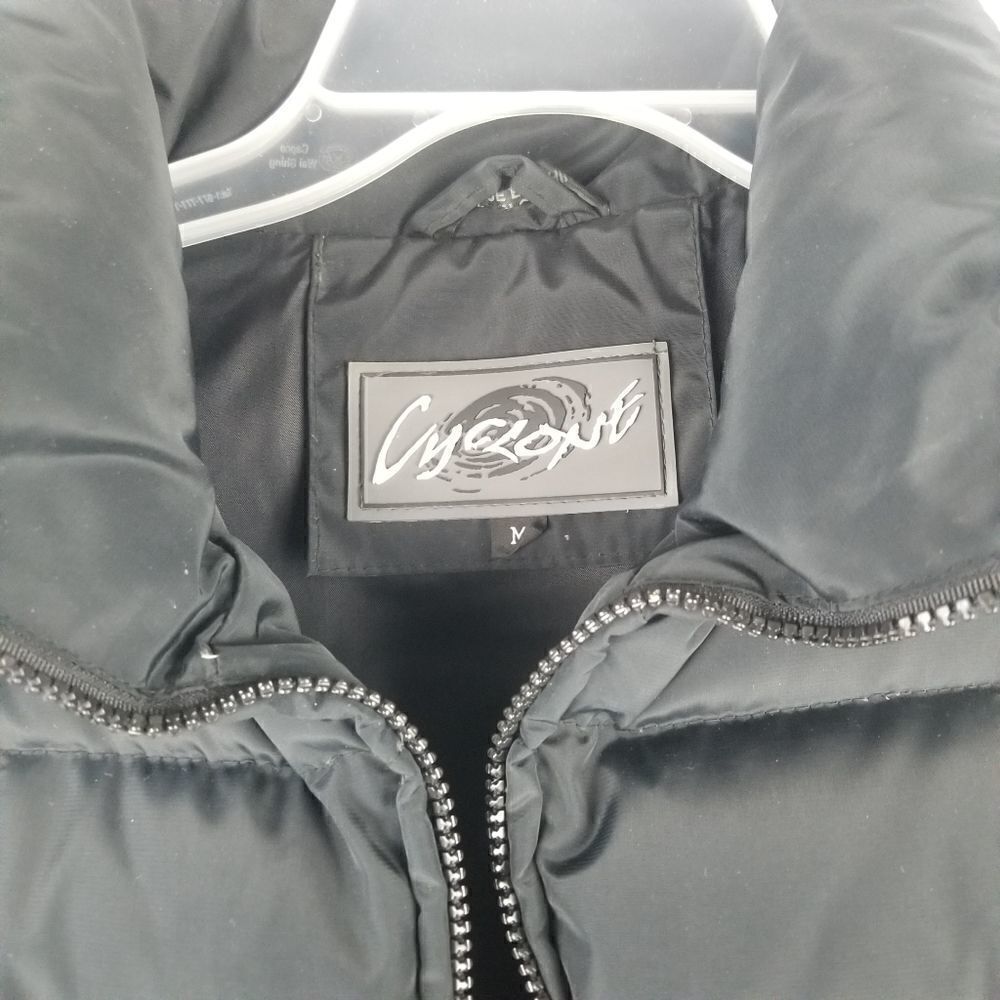 Black Cyclone puffer vest. Size M - Picture 4 of 15